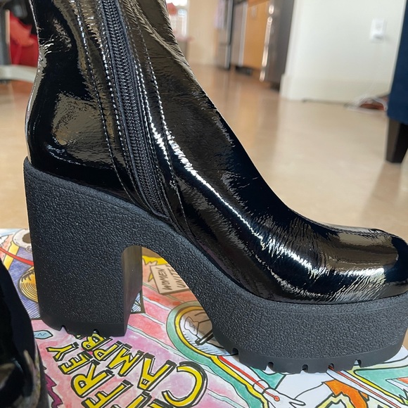Jeffrey Campbell- Refresh Boot Black Crinkle Patent
Size W7.5 - Picture 5 of 7